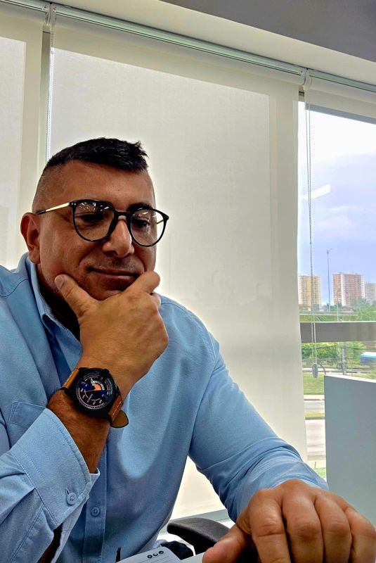 Cláudio Silva, Immobilienmakler in Rio de Janeiro, im Büro.